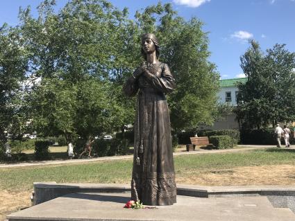 Нововоронеж. Новый памятние Аленке установили в центральном парке.
Предыдущий арт-объект был демонтирован 21 декабря 2020 года, спустя три дня после его установки.