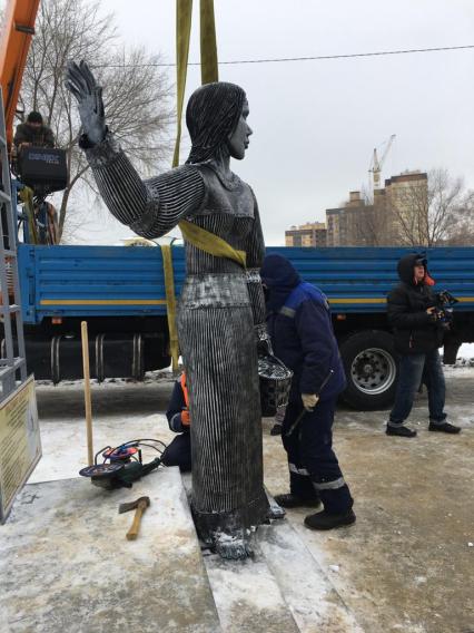 Нововоронеж. Демонтаж памятника Аленке, установленного в центральном парке, спустя три дня после его установки.