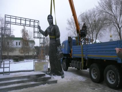 Нововоронеж. Демонтаж памятника Аленке, установленного в центральном парке, спустя три дня после его установки.