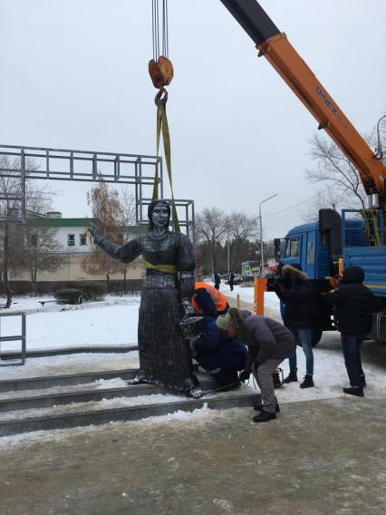 Нововоронеж. Демонтаж памятника Аленке, установленного в центральном парке, спустя три дня после его установки.