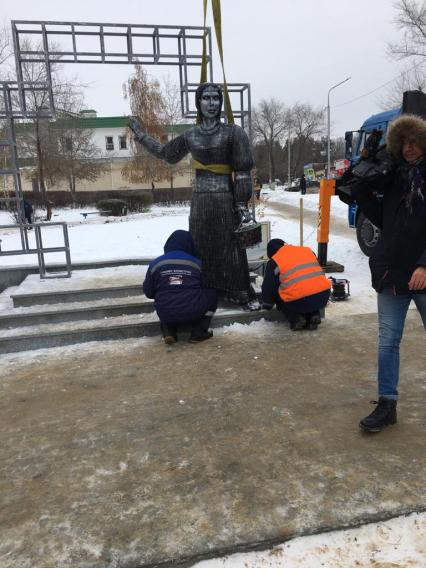 Нововоронеж. Демонтаж памятника Аленке, установленного в центральном парке, спустя три дня после его установки.