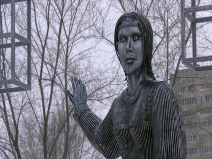 Нововоронеж. Демонтаж памятника Аленке, установленного в центральном парке, спустя три дня после его установки.