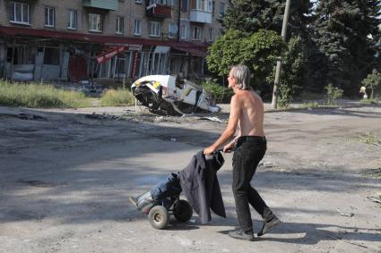 Луганская область. г.Лисичанск. Местные жители получили гуманитарную помощь от Императорского православного палестинского общества. Союзные подразделения ВС РФ и Народной милиции ЛНР 2 июля освободили город Лисичанск.