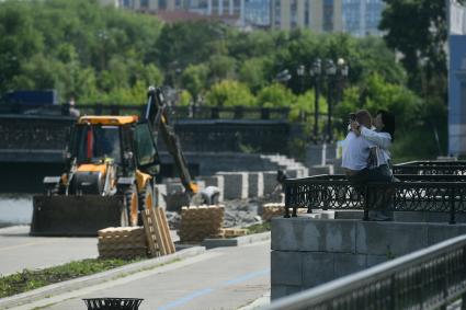 Екатеринбург. Влюбленные в историческом сквере