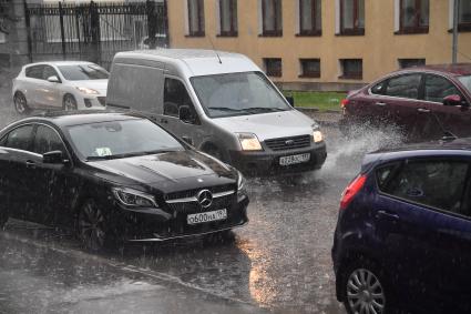 Москва.  Машины на дороге во время дождя.