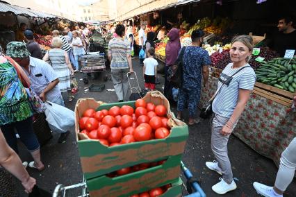 Санкт-Петербург.  Торговля овощами на Сенном рынке.