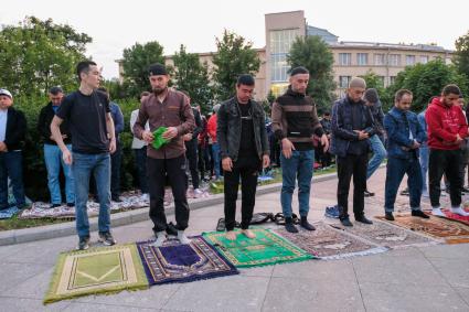 Санкт-Петербург. Мусульмане во время совершения намаза у Санкт-Петербургской соборной мечети в день праздника жертвоприношения Курбан-байрам.