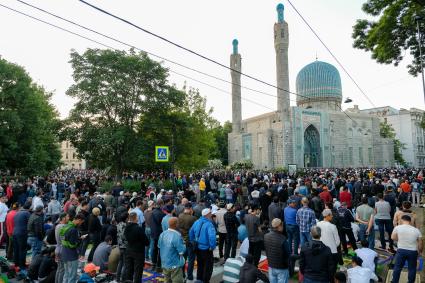 Санкт-Петербург. Мусульмане во время совершения намаза у Санкт-Петербургской соборной мечети в день праздника жертвоприношения Курбан-байрам.