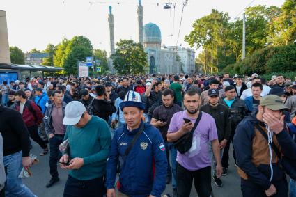 Санкт-Петербург. Мусульмане в день праздника жертвоприношения Курбан-байрам у Санкт-Петербургской соборной мечети.