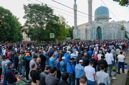 Санкт-Петербург. Мусульмане во время совершения намаза у Санкт-Петербургской соборной мечети в день праздника жертвоприношения Курбан-байрам.