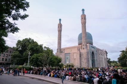 Санкт-Петербург. Мусульмане во время совершения намаза у Санкт-Петербургской соборной мечети в день праздника жертвоприношения Курбан-байрам.