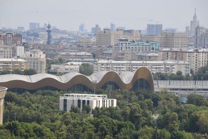 Москва. Панорама города со смотровой площадки на Воробьевых горах.