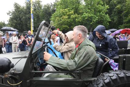 Москва. Участники автопробега на ретроавтомобилях на Воробьевых горах во время фестиваля `Ретрорейс` в рамках празднования Дня московского транспорта.