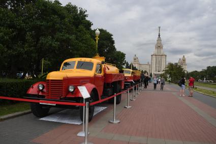 Москва. Автомобиль АЦ-4-150 на Воробьевых горах во время фестиваля `Ретрорейс` в рамках празднования Дня московского транспорта.