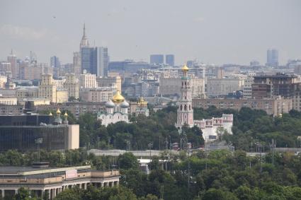 Москва. Панорама города со смотровой площадки на Воробьевых горах.