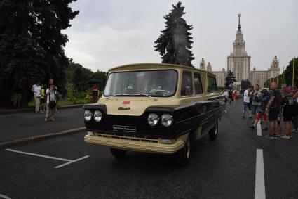 Москва. Ретроавтомобиль `Старт` на Воробьевых горах во время фестиваля `Ретрорейс` в рамках празднования Дня московского транспорта.