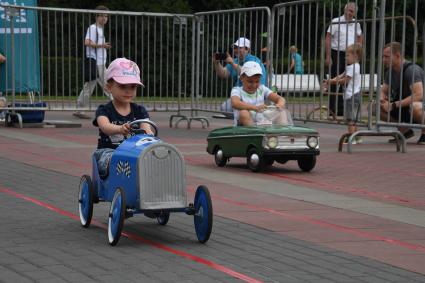 Москва. Гонки на детских педальных москвичах на Воробьевых горах во время фестиваля `Ретрорейс` в рамках празднования Дня московского транспорта.