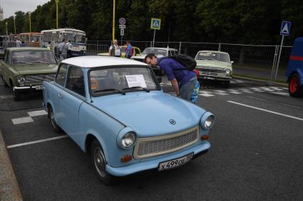 Москва. Ретроавтомобиль `TRABANT P 601 `(Трабант ) на Воробьевых горах во время фестиваля `Ретрорейс` в рамках празднования Дня московского транспорта.