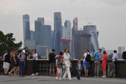 Москва. Посетители на смотровой площадке на Воробьевых горах.