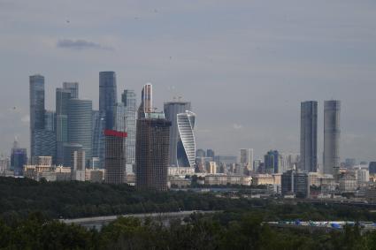 Москва. Панорама города со смотровой площадки на Воробьевых горах.