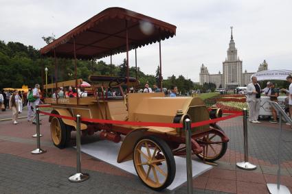 Москва. Макет автобуса Daimler-Marienfelde на Воробьевых горах во время фестиваля `Ретрорейс` в рамках празднования Дня московского транспорта.