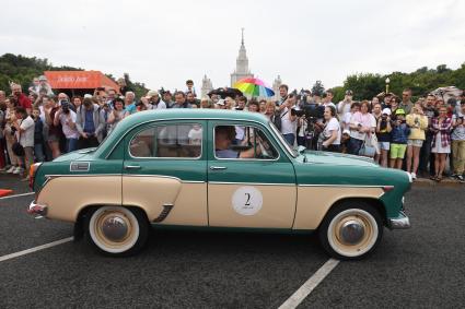 Москва. Участники автопробега на ретроавтомобилях на Воробьевых горах во время фестиваля `Ретрорейс` в рамках празднования Дня московского транспорта.