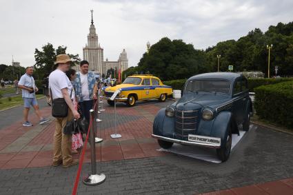 Москва. Посетители осматривают экспонаты Музея Транспорта на Воробьевых горах во время фестиваля `Ретрорейс` в рамках празднования Дня московского транспорта.