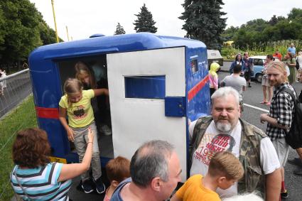 Москва. Посетители на Воробьевых горах во время фестиваля `Ретрорейс` в рамках празднования Дня московского транспорта.