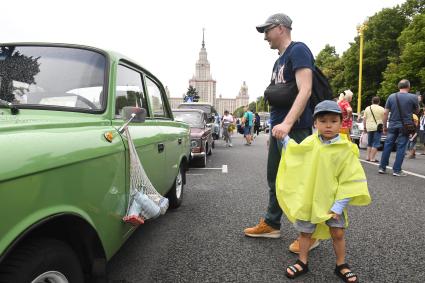 Москва. Посетители на Воробьевых горах во время фестиваля `Ретрорейс` в рамках празднования Дня московского транспорта.