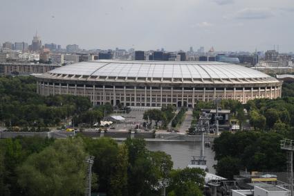 Москва. Вид на стадион Лужники со смотровой площадки на Воробьевых горах.