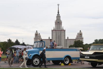 Москва. Ретроавтобус `РИЦА` на Воробьевых горах во время фестиваля `Ретрорейс` в рамках празднования Дня московского транспорта.