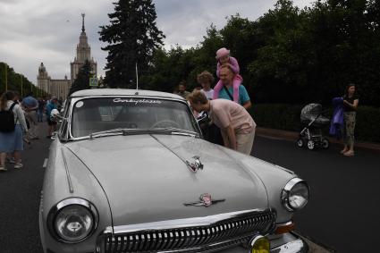 Москва. Посетители на Воробьевых горах во время фестиваля `Ретрорейс` в рамках празднования Дня московского транспорта.