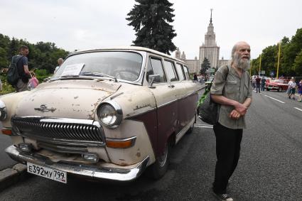Москва. Посетители на Воробьевых горах во время фестиваля `Ретрорейс` в рамках празднования Дня московского транспорта.
