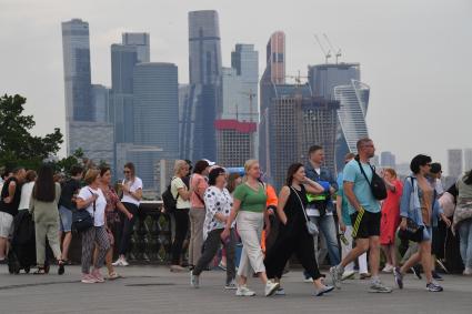 Москва. Посетители на смотровой площадке на Воробьевых горах.