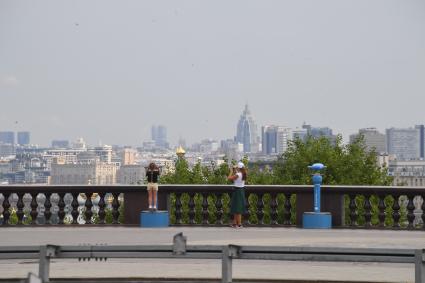 Москва. На смотровой площадке на Воробьевых горах.