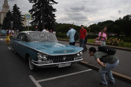 Москва. Посетитель осматривает ретроавтомобиль на Воробьевых горах во время фестиваля `Ретрорейс` в рамках празднования Дня московского транспорта.