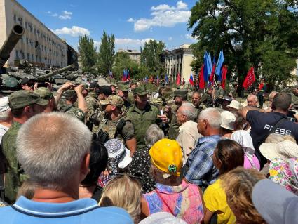 Луганская область. г.Лисичанск. Глава ЛНР Леонид Пасечник во время посещения выставки трофейной техники ВСУ.