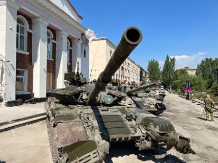 Луганская область. г.Лисичанск. Выставка трофейной техники ВСУ. Танк с активной броней.