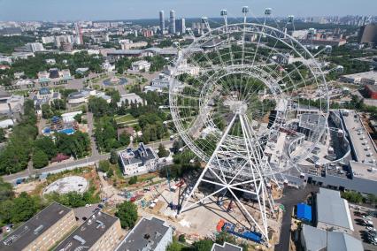 Москва. Вид на колесо обозрения `Солнце Москвы` на территории ВДНХ.