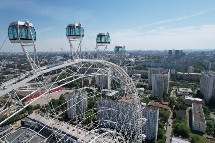 Москва. Вид на колесо обозрения `Солнце Москвы` на территории ВДНХ.