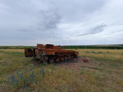 Донецкая область. с.Анадоль. Подбитый танк сгорел в засеянных полях.