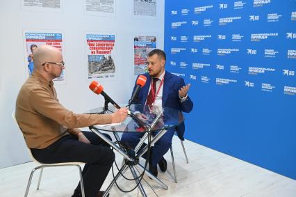 Санкт-Петербург. Заместитель министра энергетики РФ Павел Сниккарс (справа) в Открытой студии ИД `Комсомольская правда` во второй день работы XXV Петербургского международного экономического форума - 2022.