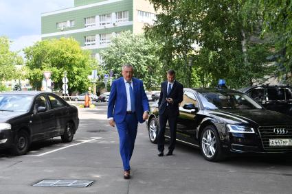 Москва. Губернатор Ленинградской области Александр Дрозденко (слева) у редакции `Комсомольская правда`.