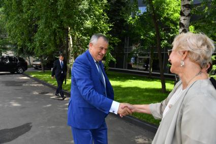 Москва. Губернатор Ленинградской области Александр Дрозденко у редакции `Комсомольская правда`.