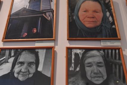 Москва.  Фотографии из личного архива поэта   на выставке`Роман с жизнью. Шедевры из коллекции Евгения Евтушенко` ,открывшейся к юбилею поэта, в Государственном центральном музее современной истории России.