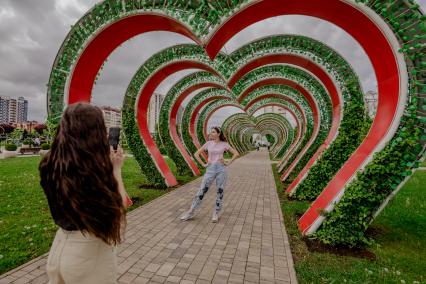 Чеченская Республика, Грозный. Девушки в цветочном парке в Парке культуры и отдыха.