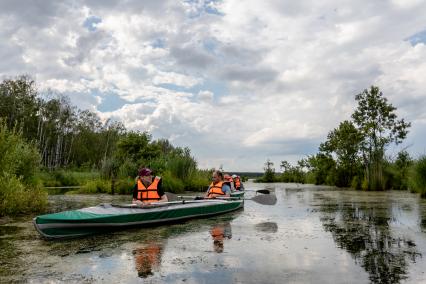 Москва. Отдыхающие во время сплава на байдарках по Верхнеяузскому водно-болотному комплексу в национальном парке `Лосиный остров`.