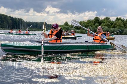 Москва. Отдыхающие во время сплава на байдарках по Верхнеяузскому водно-болотному комплексу в национальном парке `Лосиный остров`.