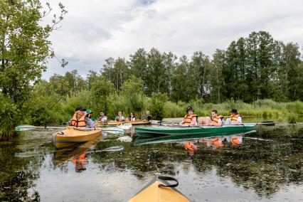 Москва. Отдыхающие во время сплава на байдарках по Верхнеяузскому водно-болотному комплексу в национальном парке `Лосиный остров`.