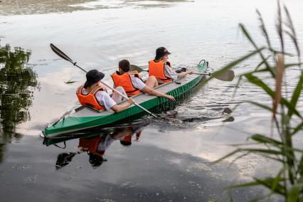 Москва. Отдыхающие во время сплава на байдарках по Верхнеяузскому водно-болотному комплексу в национальном парке `Лосиный остров`.